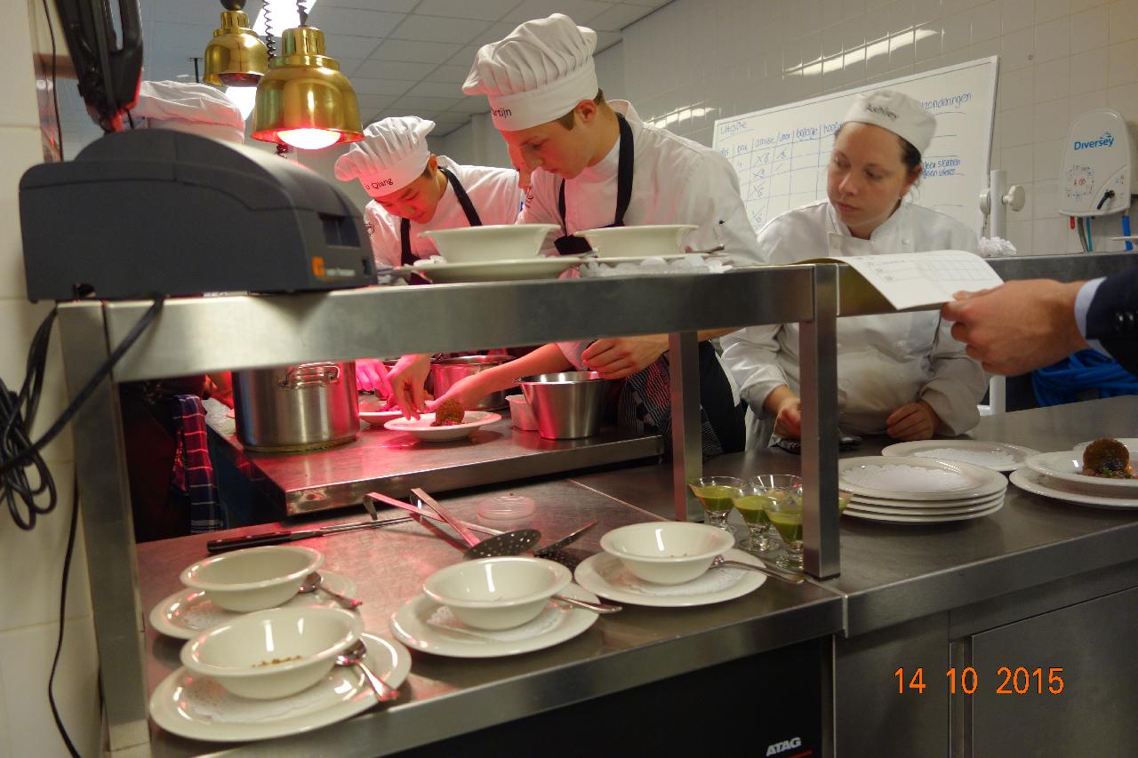 leerlingen-van-de-rooi-pannen-geconcenteerd-aan-het-werk_kl